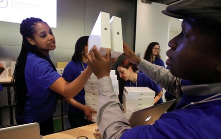 apple store employees are paid relatively well and have relatively low turnover rates, a reason to complain?