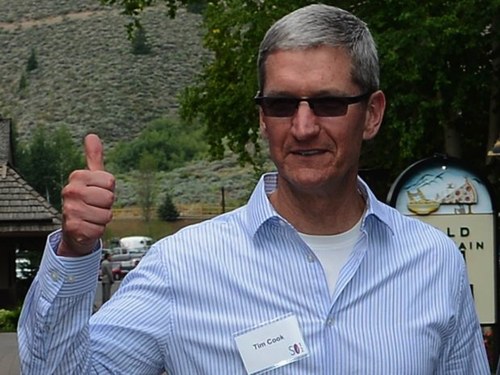 Tim Cook at Sun Valley, where he met The Fancy's Joe Einhorn, giving a big thumbs up.