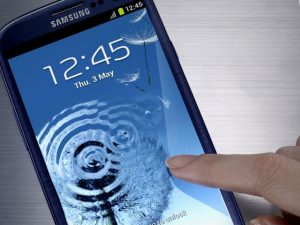 iPhone 5 vs Samsung Galaxy S3 Mini