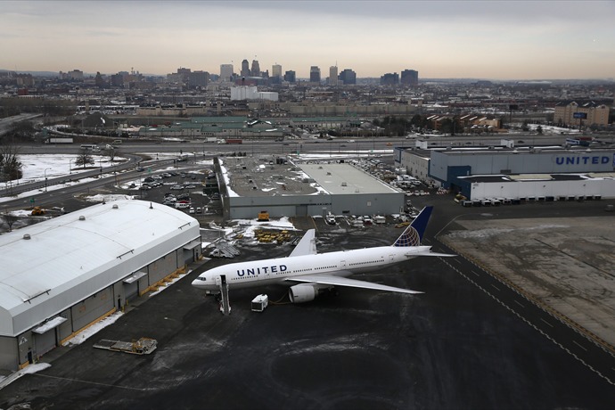 United Airlines To Provide Free In-Flight Movies To Apple Users