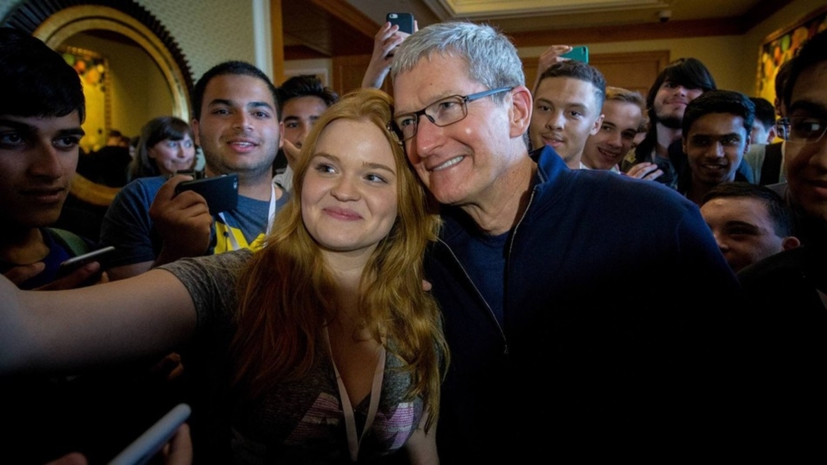 Tim Cooking posing with students at WWDC