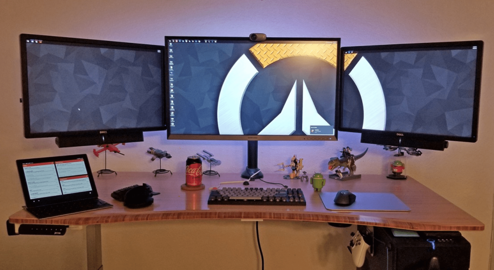 Good monitors. Тройной монитор для ноутбука. 3 Монитора рядом. Mounted Monitor. Игры 3 монитора обзор 270 градусов.