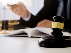 When to Hire Public Defenders and Private Criminal Defense Attorneys