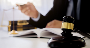 When to Hire Public Defenders and Private Criminal Defense Attorneys