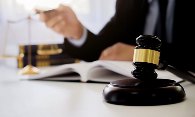 When to Hire Public Defenders and Private Criminal Defense Attorneys