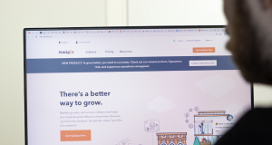 Discover the Easiest Way to Transfer Data from Snowflake to HubSpot