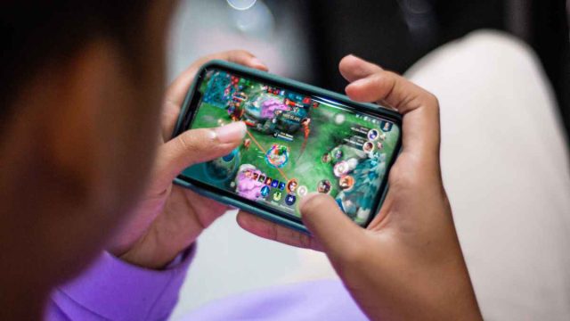 A Comparison of Online Speculative Games and Android Mobile Games