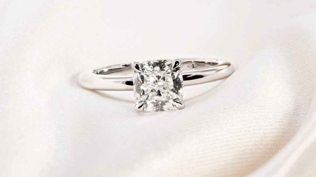 How many Carats should an Engagement Ring be?