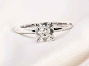 How many Carats should an Engagement Ring be? How many Carats should an Engagement Ring be?