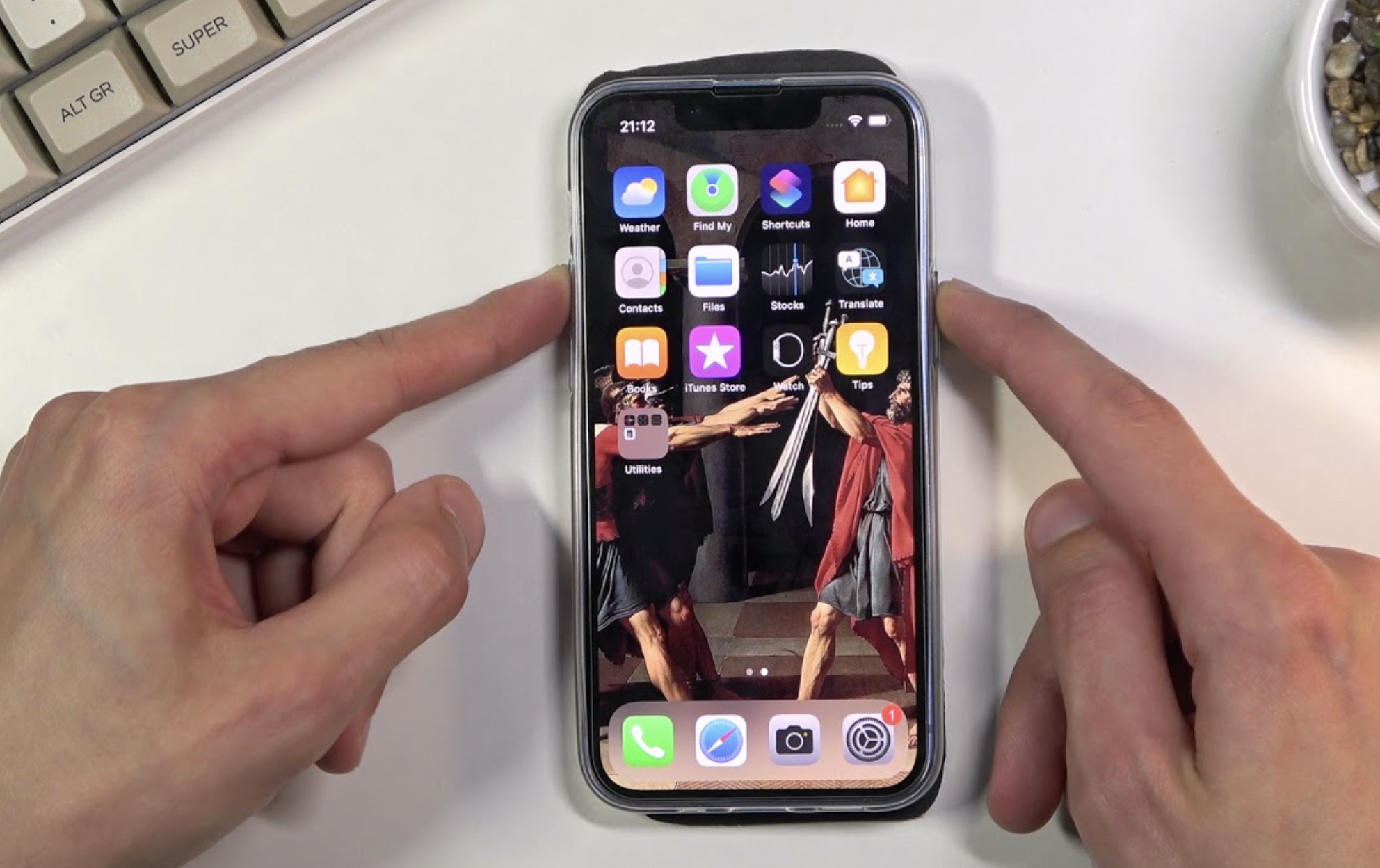 Айфон мини видео. Скриншот iphone 13 Mini. Айфон 13 мини экран. Айфон 13 мини видео. Айфон 13 мини видео в руках.