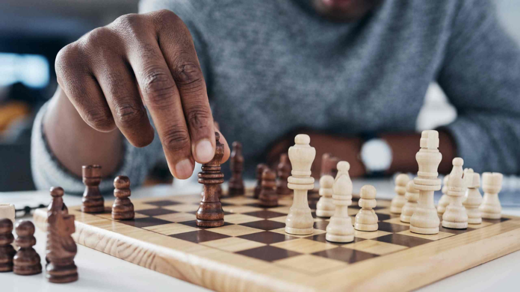 How Chess-Like Pattern Recognition Enhances Online Decision-Making