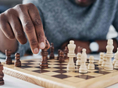 How Chess-Like Pattern Recognition Enhances Online Decision-Making