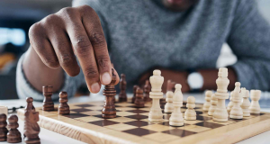 How Chess-Like Pattern Recognition Enhances Online Decision-Making