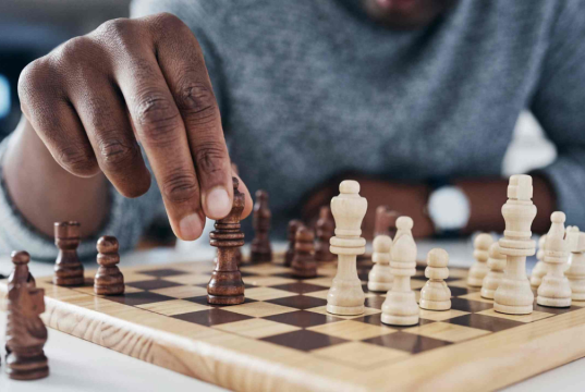 How Chess-Like Pattern Recognition Enhances Online Decision-Making