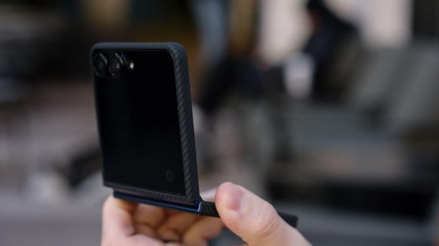 An Aramid Fiber Galaxy Z Flip 8 Case: Features, Merits, and Considerations Image 1 Image 1 of An Aramid Fiber Galaxy Z Flip 8 Case: Features, Merits, and Considerations